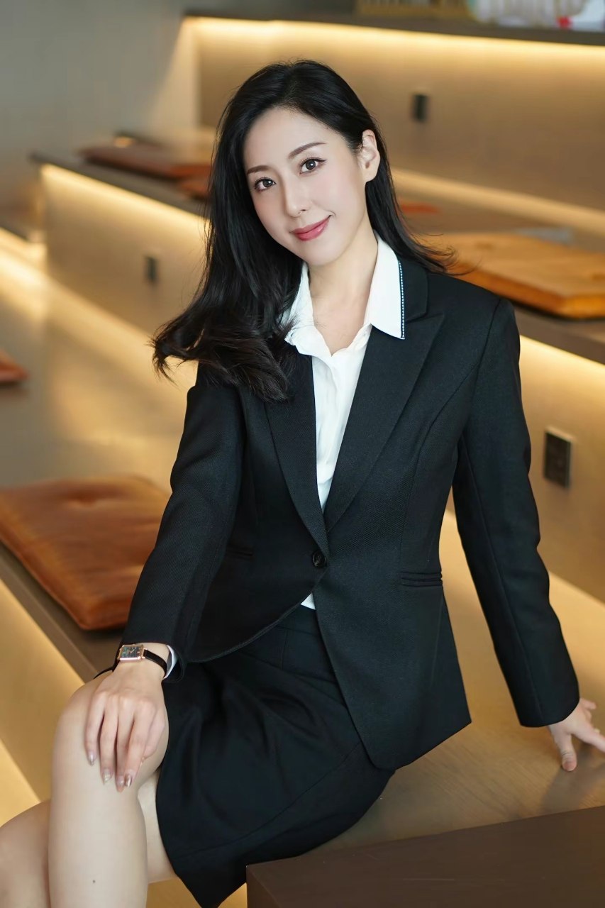 职场女性魅力全解析：5组专业穿搭展现自信优雅新风范