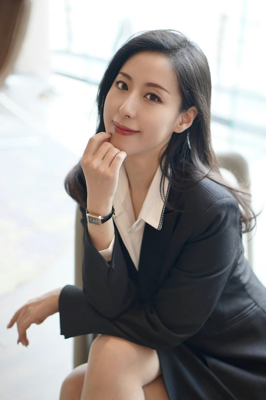 职场女性魅力全解析：5组专业穿搭展现自信优雅新风范
