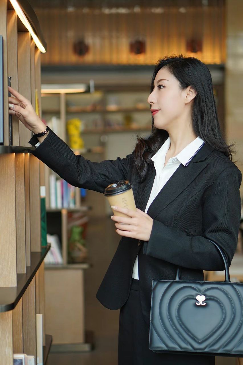 职场女性魅力全解析：5组专业穿搭展现自信优雅新风范