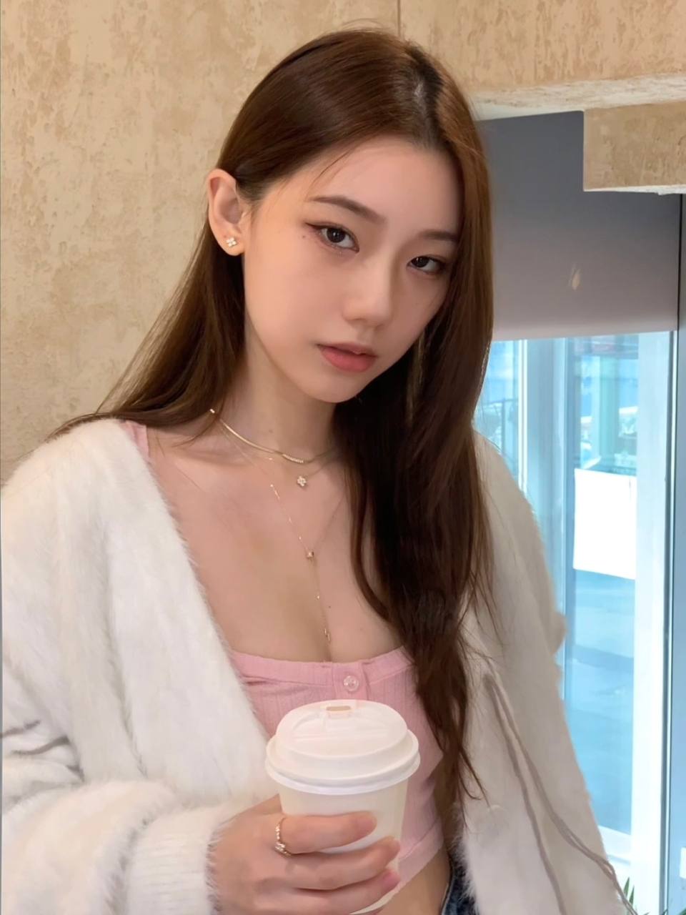 都市女性的精致日常：四组生活场景展现时尚穿搭与生活美学