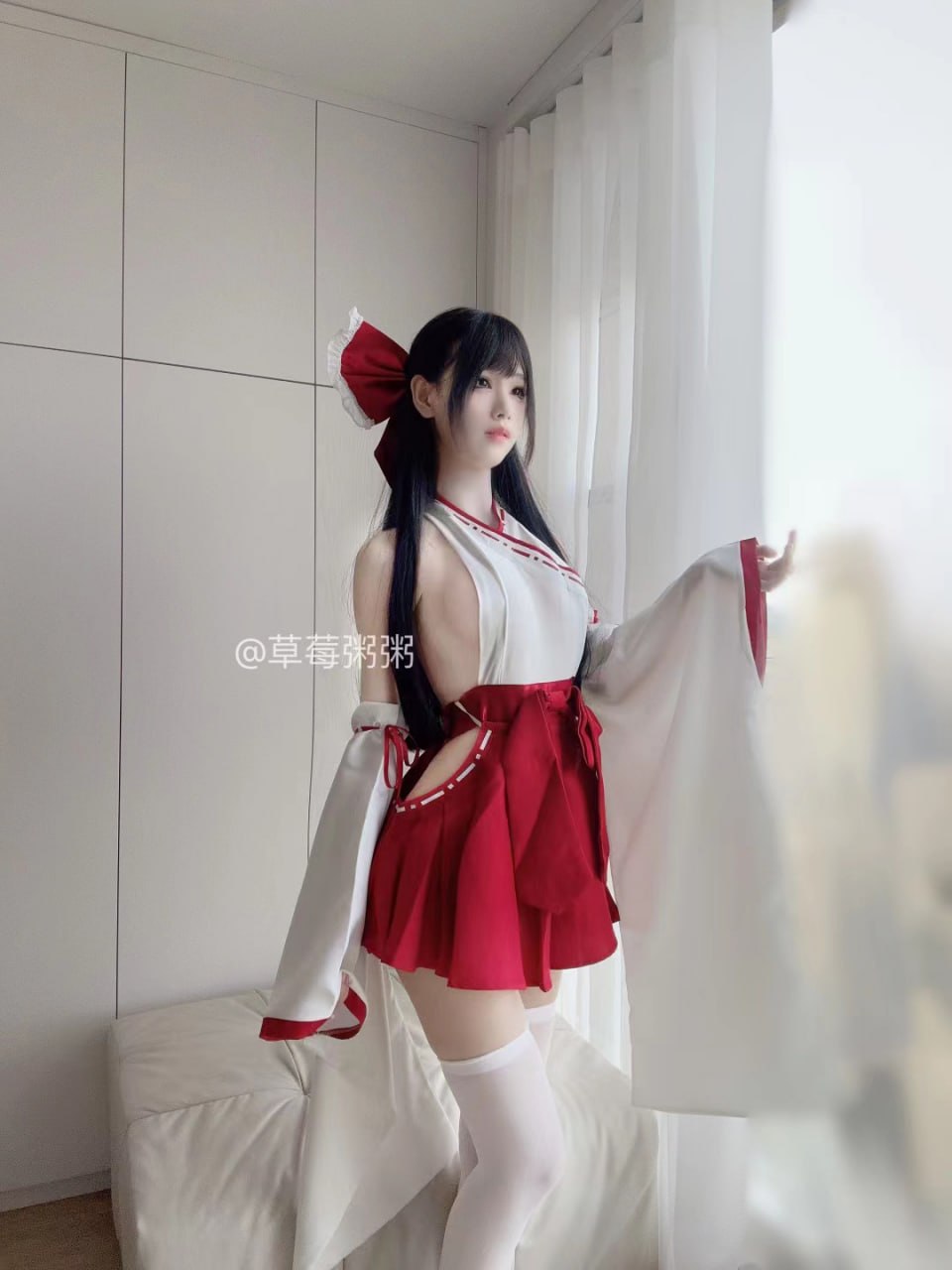 红白协奏曲：草莓粥粥的十组室内时尚大片解析