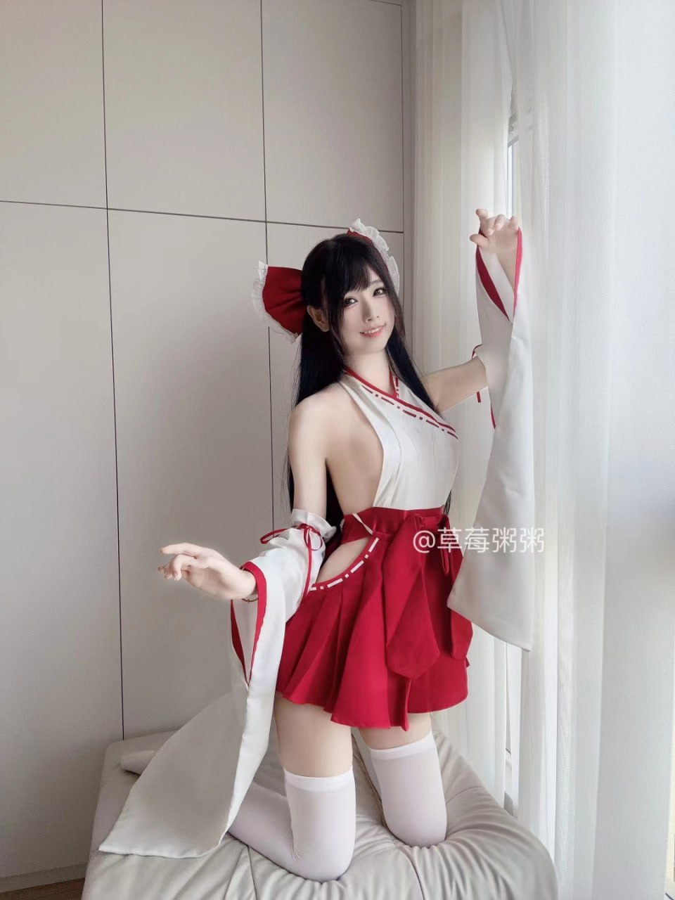 红白协奏曲：草莓粥粥的十组室内时尚大片解析