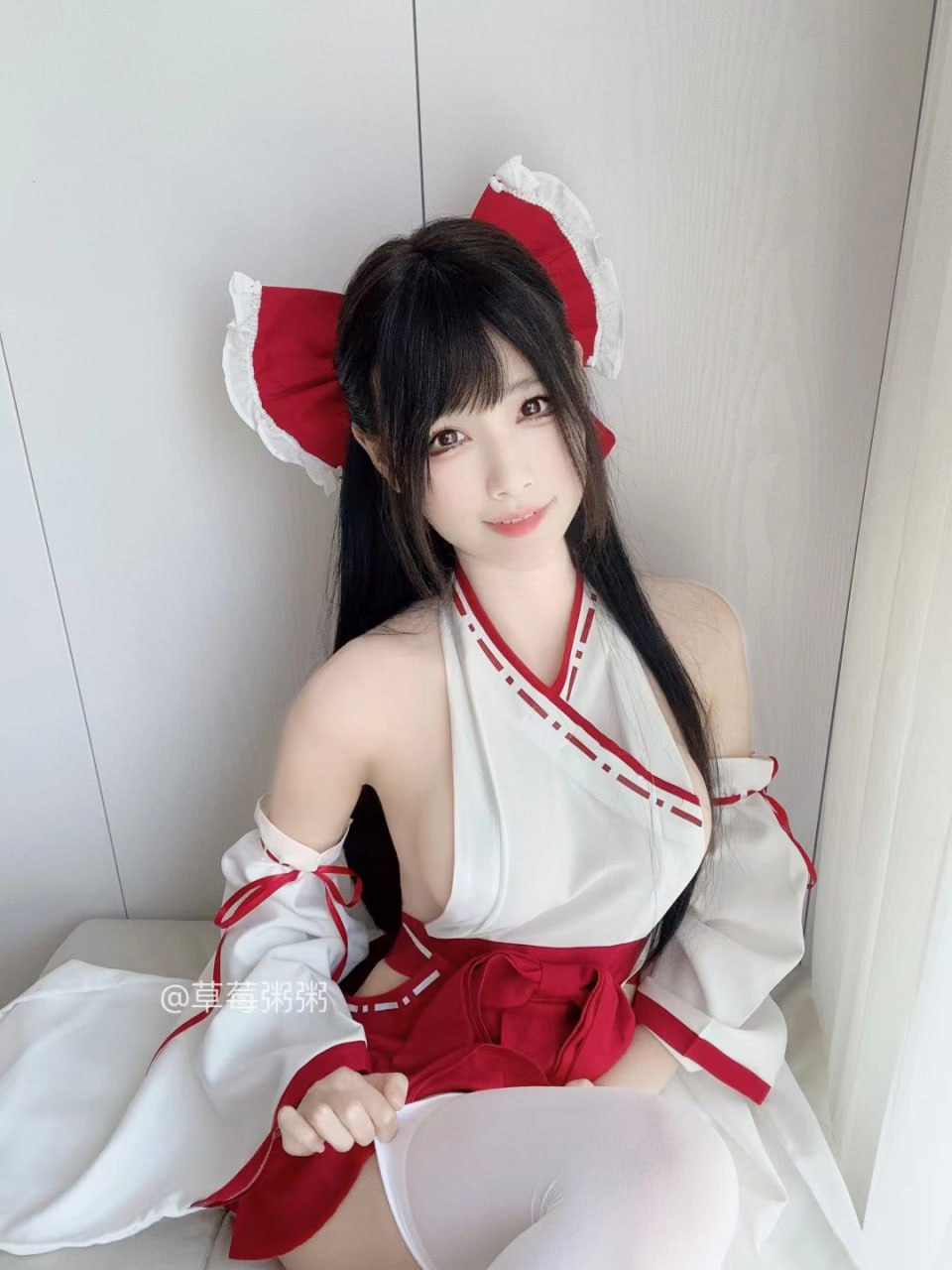 红白协奏曲：草莓粥粥的十组室内时尚大片解析