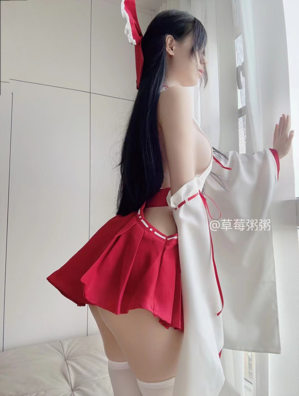 红白协奏曲：草莓粥粥的十组室内时尚大片解析
