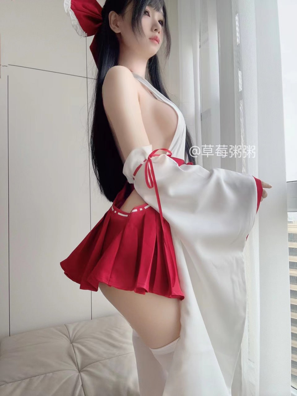 红白协奏曲：草莓粥粥的十组室内时尚大片解析