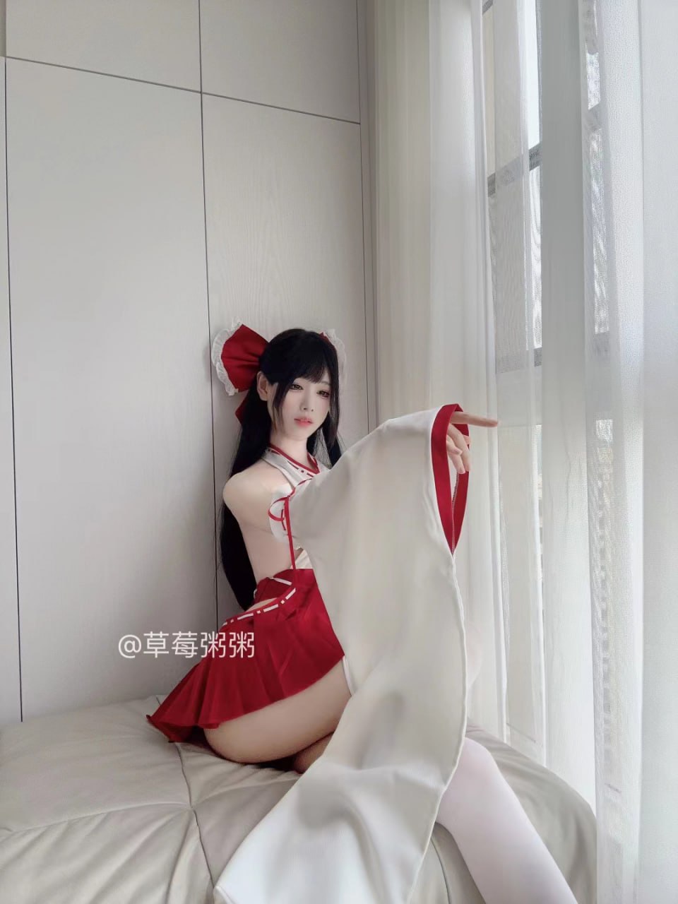 红白协奏曲：草莓粥粥的十组室内时尚大片解析