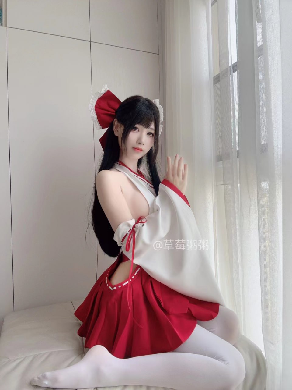 红白协奏曲：草莓粥粥的十组室内时尚大片解析