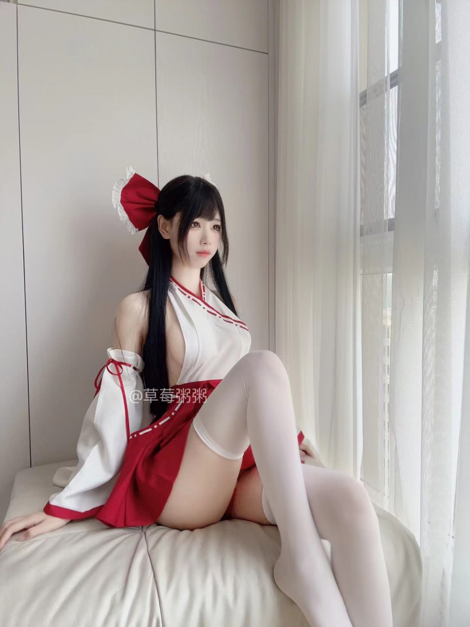 红白协奏曲：草莓粥粥的十组室内时尚大片解析