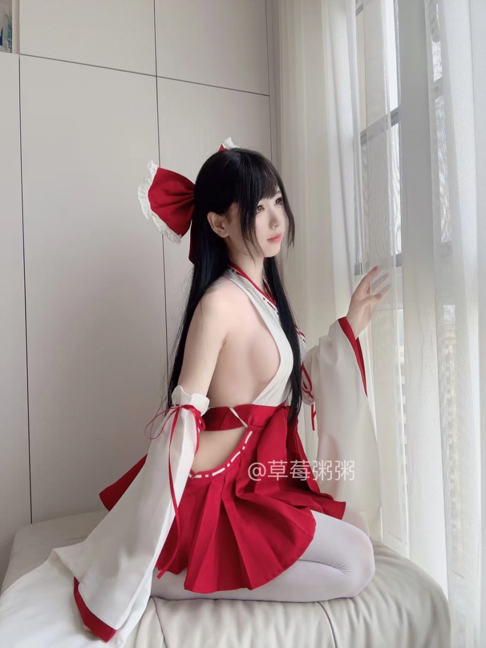 红白协奏曲：草莓粥粥的十组室内时尚大片解析