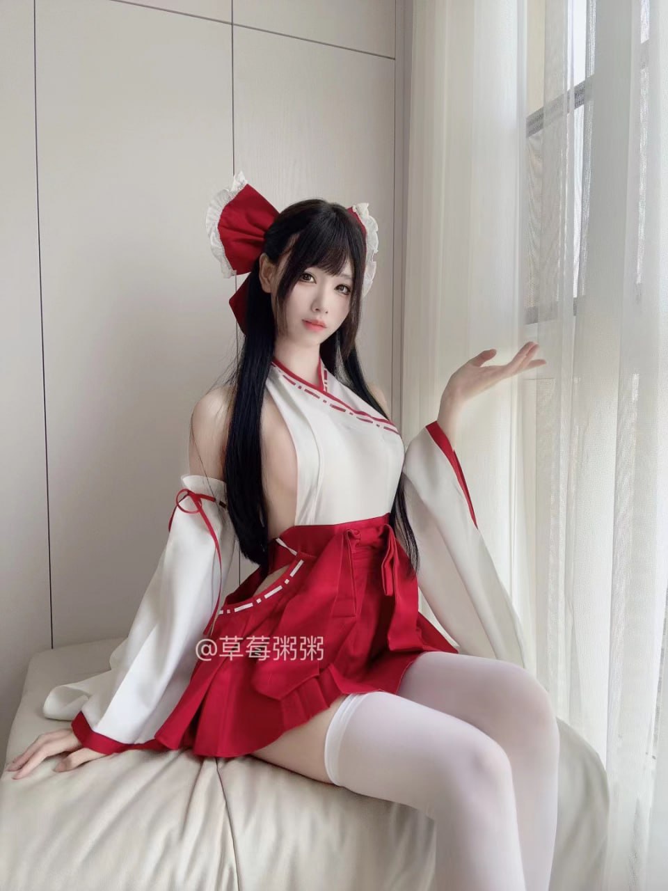 红白协奏曲：草莓粥粥的十组室内时尚大片解析